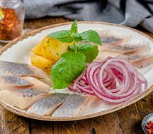 Бочковая сельдь с запечённым картофелем беби