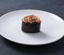 Гункан с лососем
