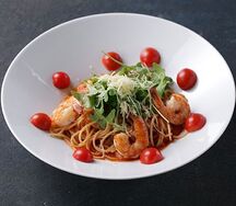 Спагетти с креветками и рукколой