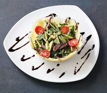 Салат в сырной корзине