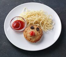 Котлета куриная с макаронами
