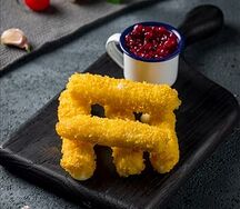 Сырные палочки с брусничным соусом