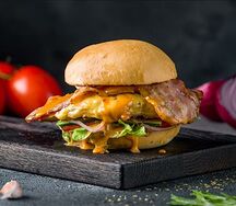 Бургер-Кура с соусом карри, куриным филе и беконом