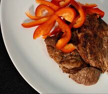 Стейк из свинины с овощами