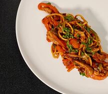 Спагетти с курицей, овощами и томатным соусом