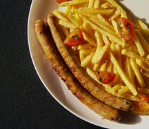 Картофель фри с колбасками
