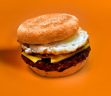 Бургер с яйцом и котлетой