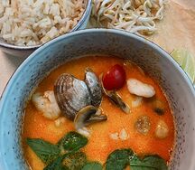 Том ям с креветками, куриным филе и рисом