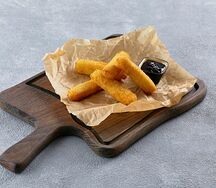 Сырные палочки с соусом из черной смородины