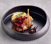 Утиная ножка с картофельным пюре и соусом из брусники