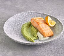 Стейк лосося со сливочным соусом и пюре из картофеля и песто