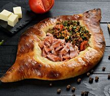 Хачапури по-аджарски с беконом и овощами