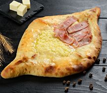 Хачапури по-аджарски с беконом и сыром
