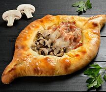 Хачапури по-аджарски с беконом и грибами