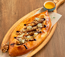 Хачапури с грушей и сыром Дорблю