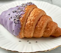 Круассан с черникой (лавандовый)