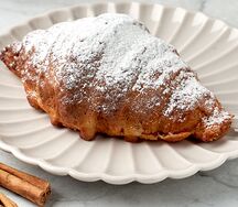 Круассан с яблоком и корицей