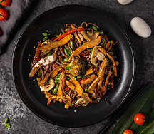 Лапша гречневая с жареной курицей и кукурузой