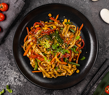 Овощной удон с кукурузой и брокколи