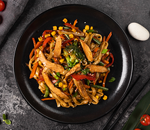 Лапша удон с жареной курицей и кукурузой