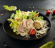 Салат Цезарь с индейкой