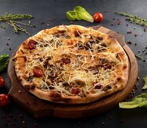 Пицца Острая курица том ям с грибами и томатами черри тонкое тесто
