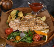 Стейк из куриной грудки с молодым картофелем