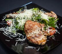 Мясной теплый салат с телятиной