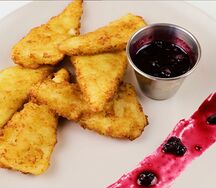 Жареный сулугуни с клюквенным соусом