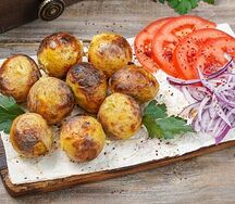 Молодой картофель, жаренный с чесноком 