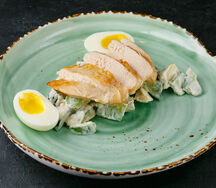 Запеченное куриное филе с авокадо