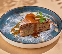 Протеиновая шарлотка с карамельным соусом