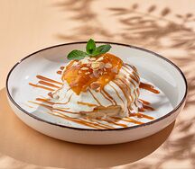 Панкейки с манго и карамелью