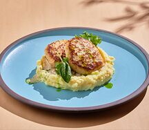 Котлеты из цыпленка с грибным жюльеном и картофельным пюре