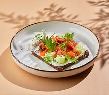 Зерновой тост с лососем и огуречным кремом