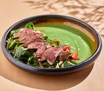 Теплый салат с говядиной в имбирном соусе