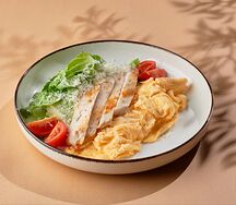 Французский омлет Цезарь с цыпленком