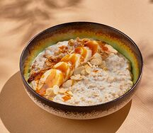 Каша овсяная с бананом, карамельным соусом и миндалем