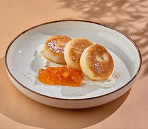 Сырники со сметаной и апельсиновым конфитюром