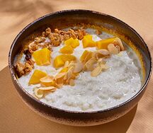 Каша рисовая с манго и миндалем