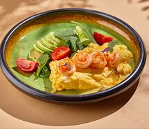 Французский омлет с креветками и авокадо