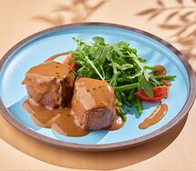 Медальоны из говядины с соусом демиглас