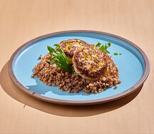 Котлеты из цыпленка с грибным жюльеном и гречкой
