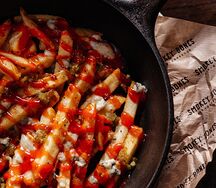 Картофель фри с горгонзолой и перцем халапеньо