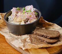 Грузди с красным луком и сметаной