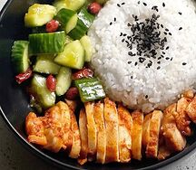 Курица по-орлеански с рисом и салатом из огурцов