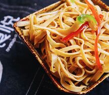 Салат с тофу веревочками