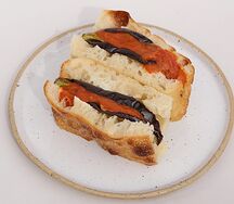 Фокачча с овощами, томатным джемом и трюфельным соусом