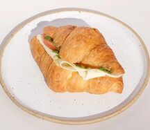 Круассан с моцареллой и песто