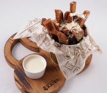 Ржаные гренки с сырно-чесночным соусом и сыром пармезан